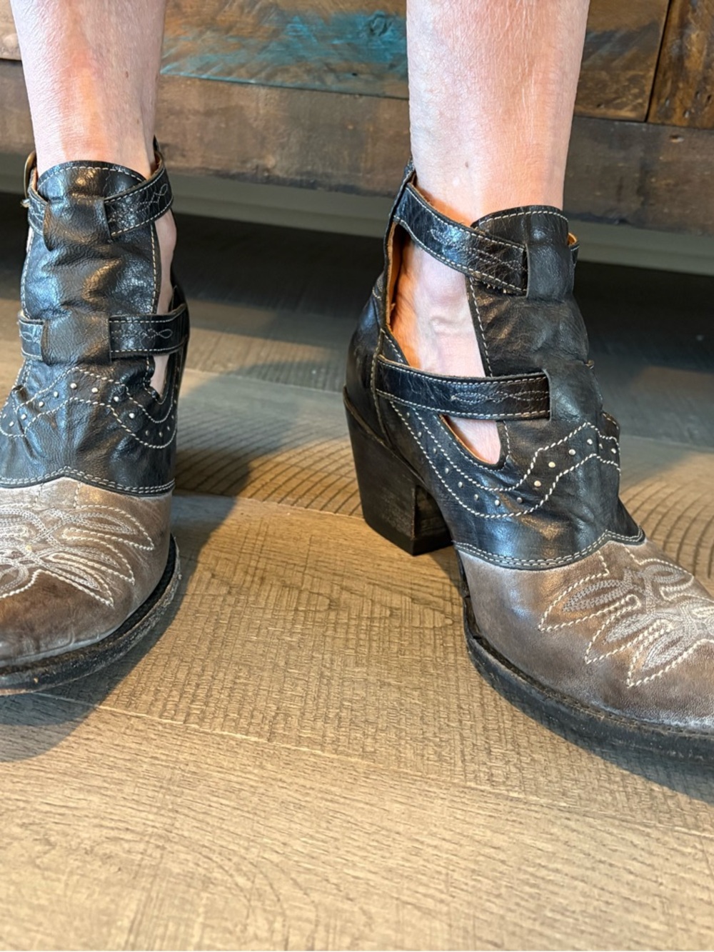 Old Gringo “joy” Two-Tone distressed Western Ankle shoe boot. Sz 7B